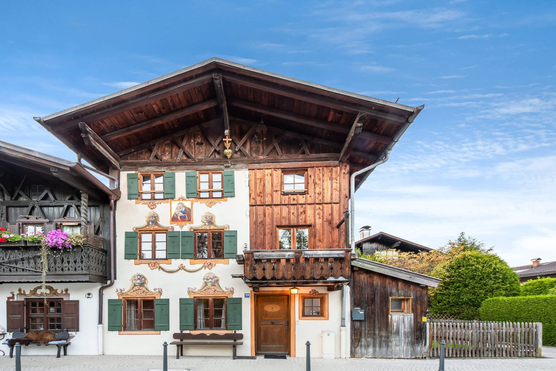 Stube & Stories: listed Bavarian house with painted facade and green shutters